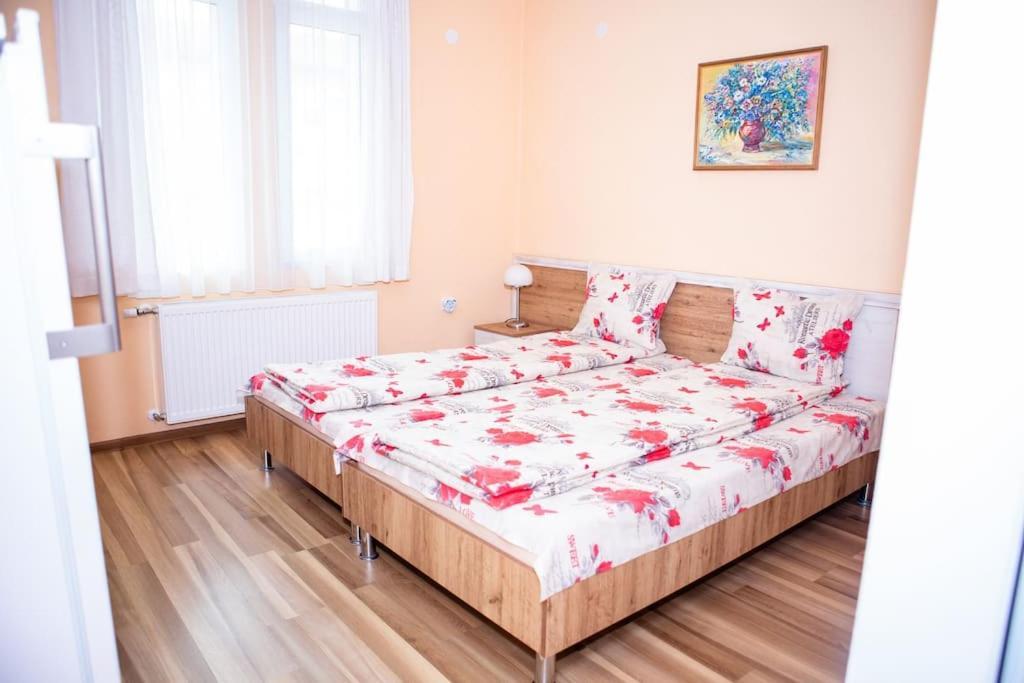 Lucky 2 Hotel Pavel Banya Exterior photo