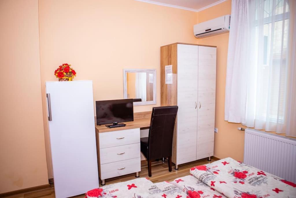 Lucky 2 Hotel Pavel Banya Exterior photo