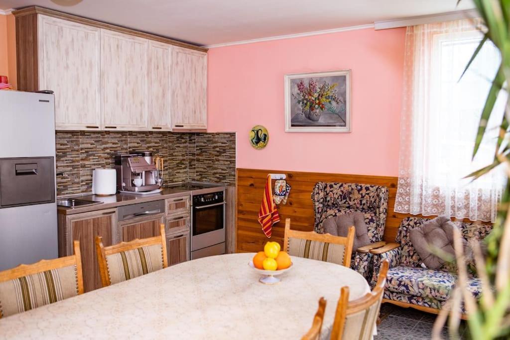 Lucky 2 Hotel Pavel Banya Exterior photo