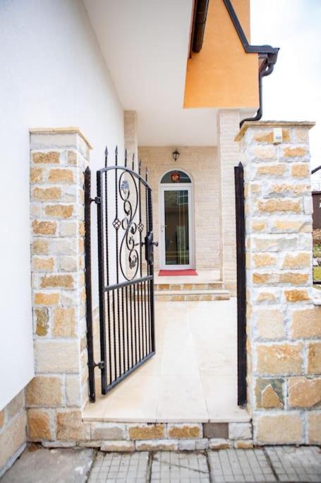Lucky 2 Hotel Pavel Banya Exterior photo
