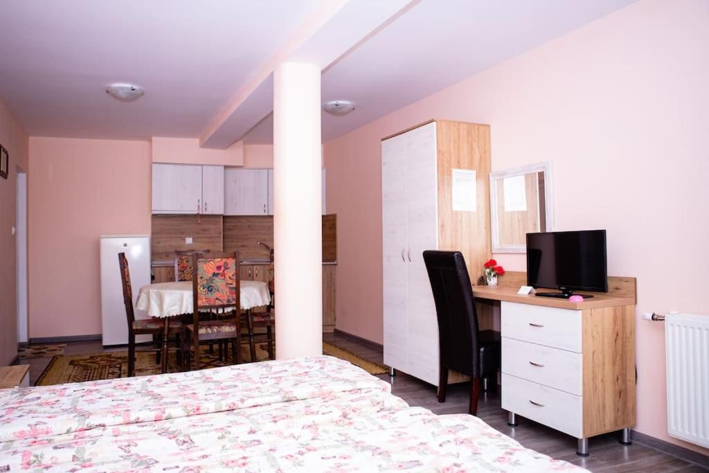 Lucky 2 Hotel Pavel Banya Exterior photo